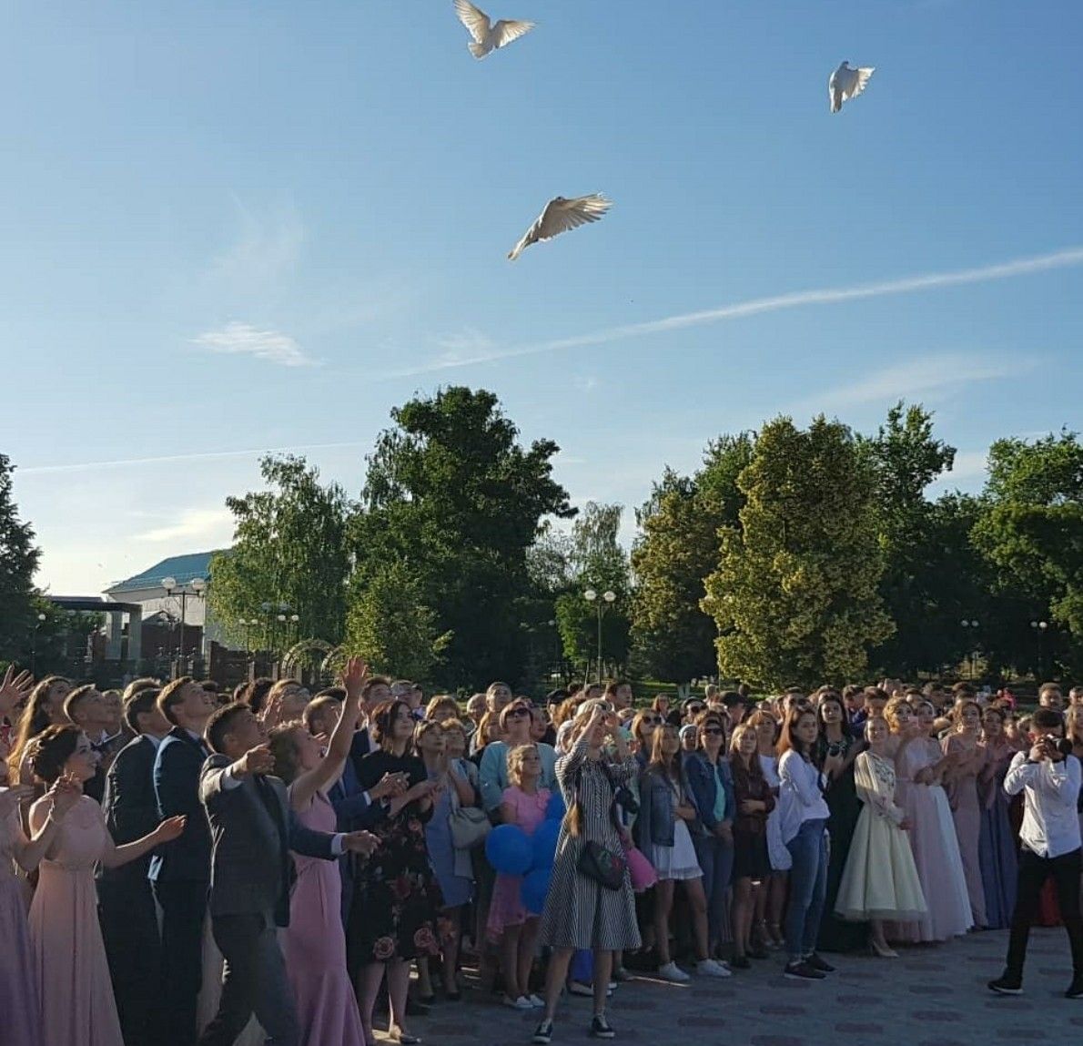 В Буинске в Центральном парке выпускники прощались со школой + фото