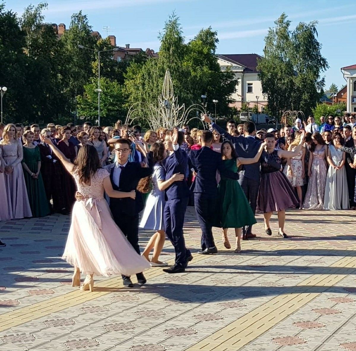 В Буинске в Центральном парке выпускники прощались со школой + фото