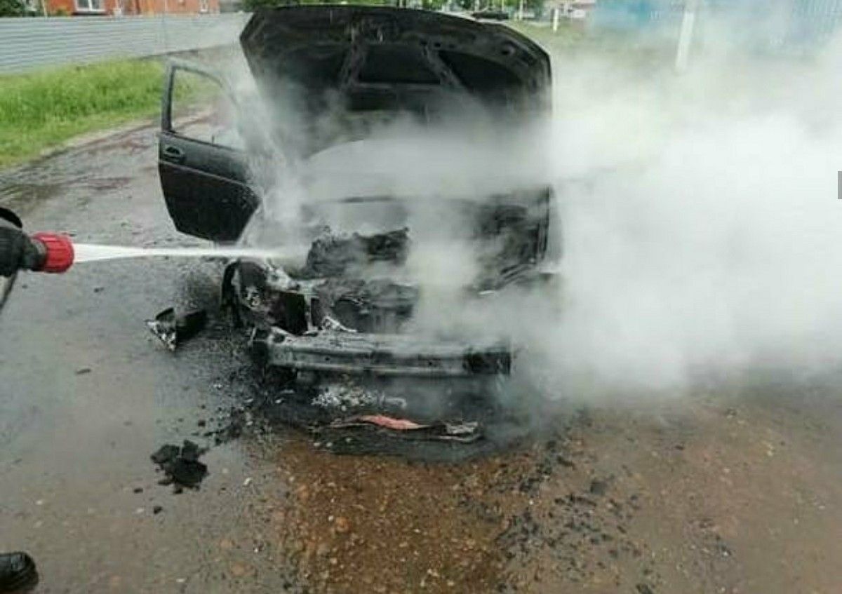 В Буинске днем загорелся автомобиль