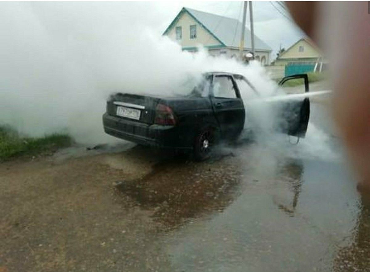 В Буинске днем загорелся автомобиль