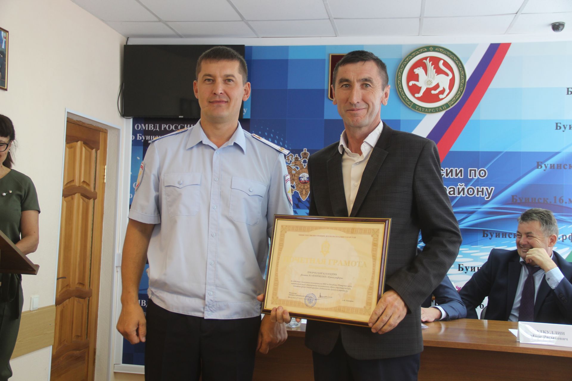 Буинских журналистов наградил министр внутренних дел по Республике Татарстан Артем Хохорин  (+фото)
