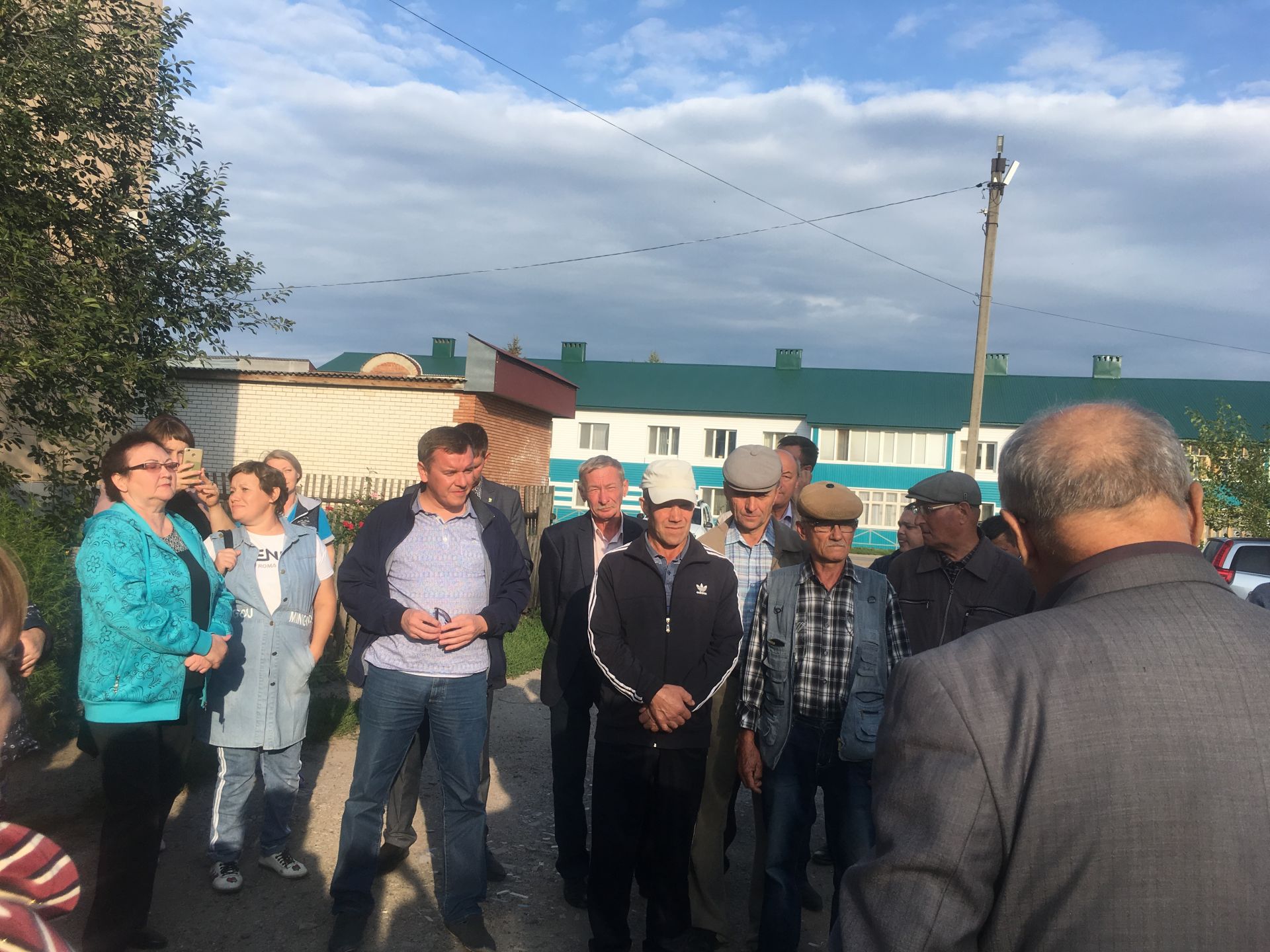 В рамках проекта «Наш двор» депутаты встречались с гражданами на улице Гагарина Буинска (+ фото)
