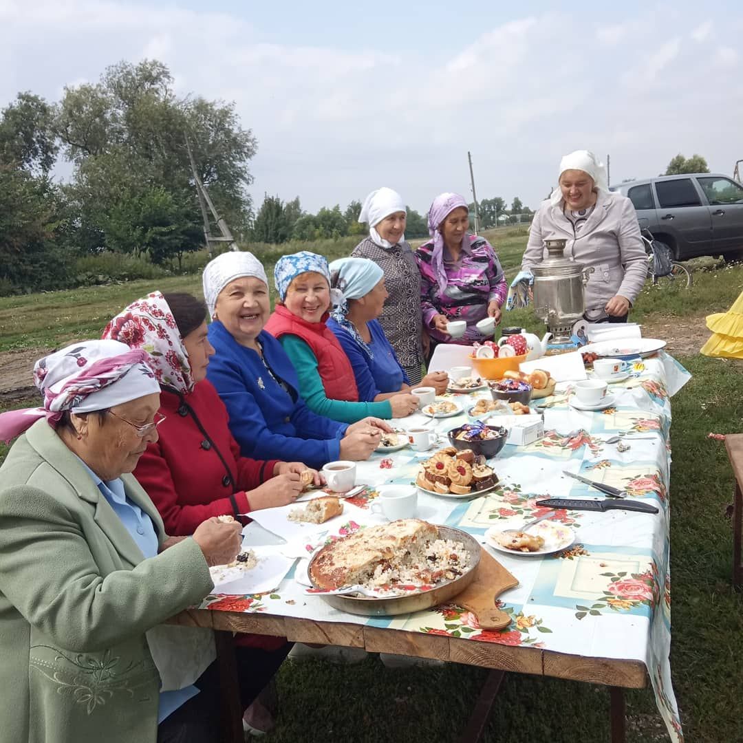 В деревне Верхние Лощи Буинского района супруги-пенсионеры построили колодец на свои деньги (+фото)