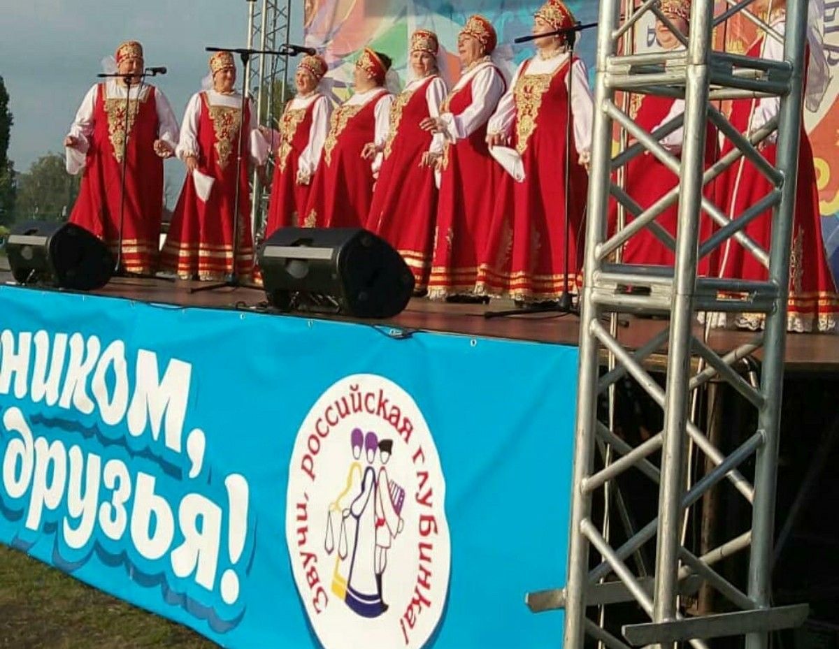 Ансамбль "Рябинушка" из Буинска на сцене  города  Алатырь (+фото)