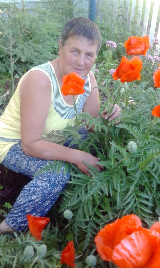 Огород жительницы деревни Старый Студенец Фариды Шигаповой утопает в цветах