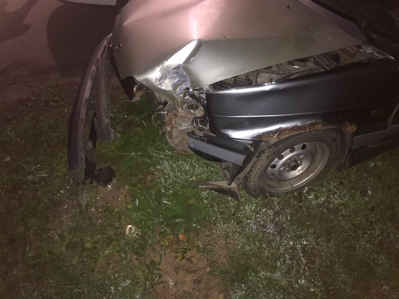 В Буинске автомобиль врезался в опору дорожного освещения и на дорожный знак (+фото)