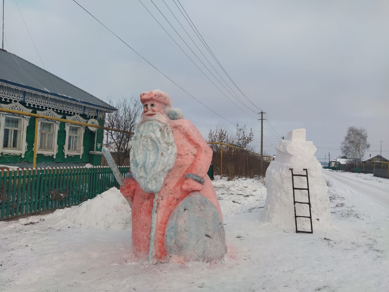 В деревне Адав-Тулумбаево Буинского района изготовили 3-метрового Деда Мороза (+ фото)