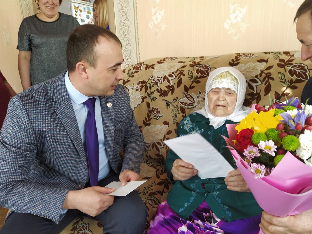 В Буинске ветерана долгожителя с 90-летием поздравил руководитель района&nbsp;Ранис Камартдинов&nbsp;