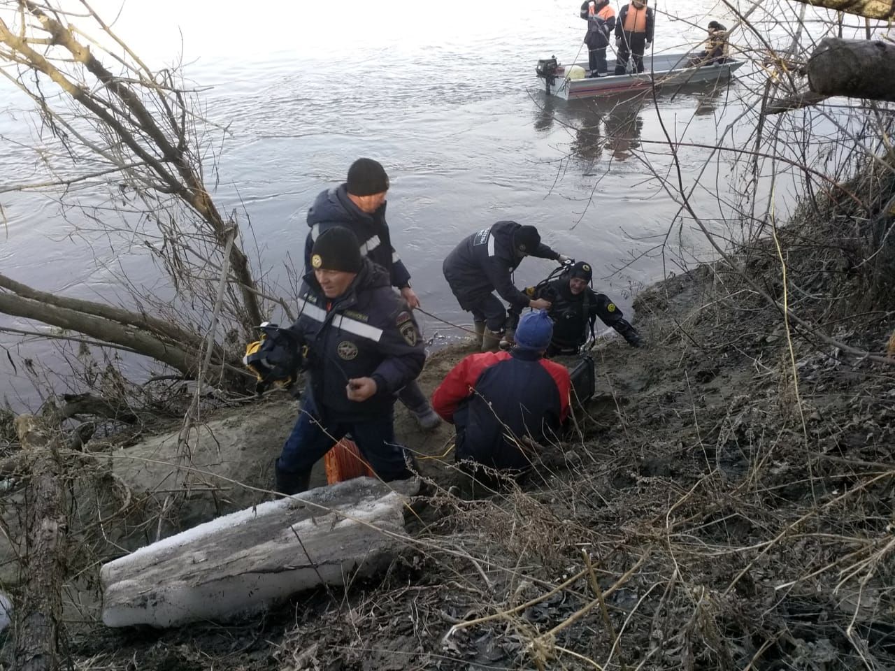 В Буинск приехали водолазы на поиск тела парня, утонувшего в Свияге (+фото)