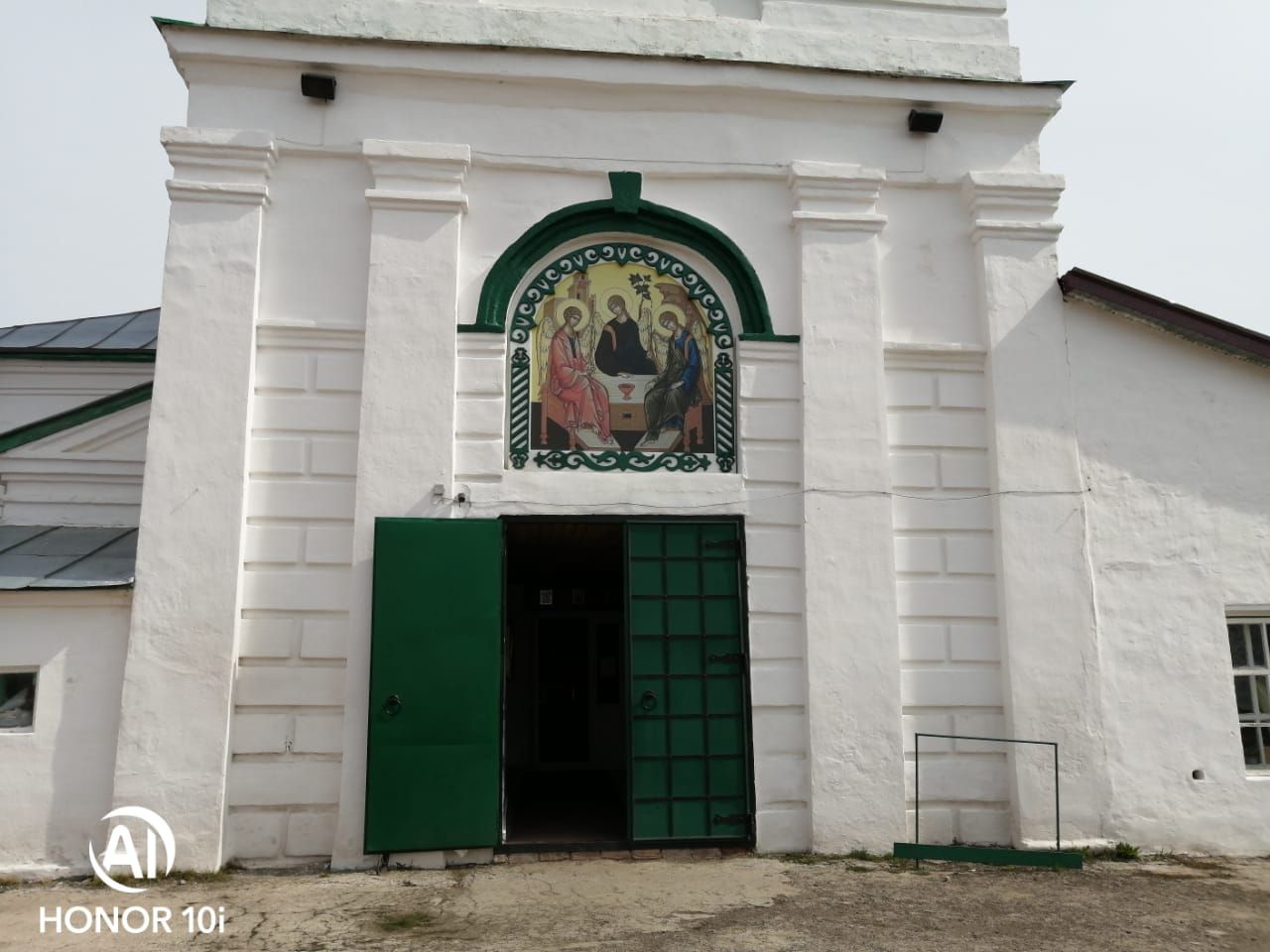 Протоиерей Троицкого храма Иоанн Ткачук призывает встречать Пасху дома (+ фото)