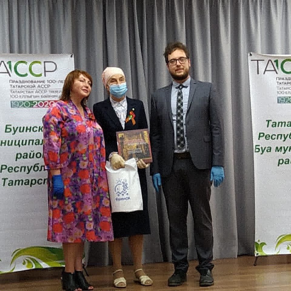Буинцы сегодня взяли в руки новую книгу "Татарстан: Все для фронта. Все для победы" (+фото)