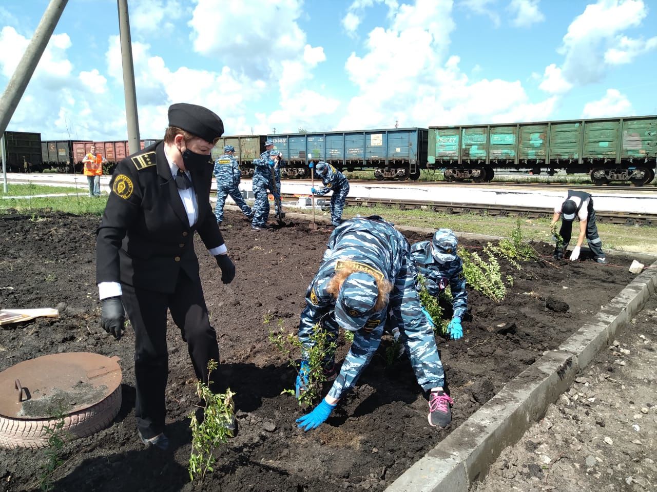 В Буинске в честь 75-летия Победы и строителей железной дороги посадили "Аллею памяти"