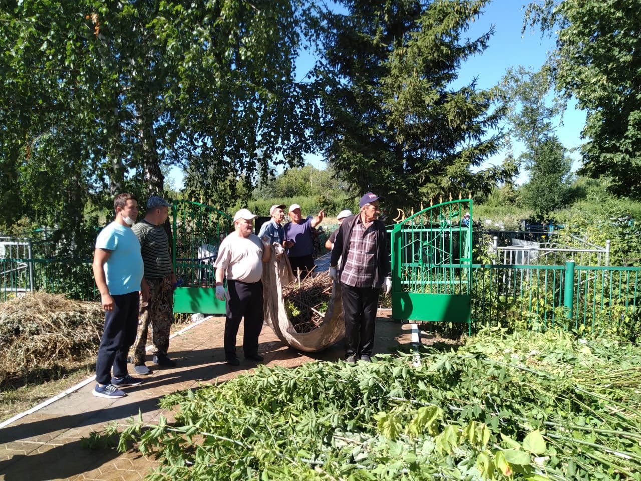 Сегодня в Буинском районе провели уборку татарских кладбищ (+фото, видео)