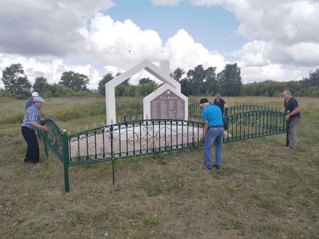 Жители Быковки Буинского района, собрав деньги, оградили металлической решеткой (фоторепортаж)
