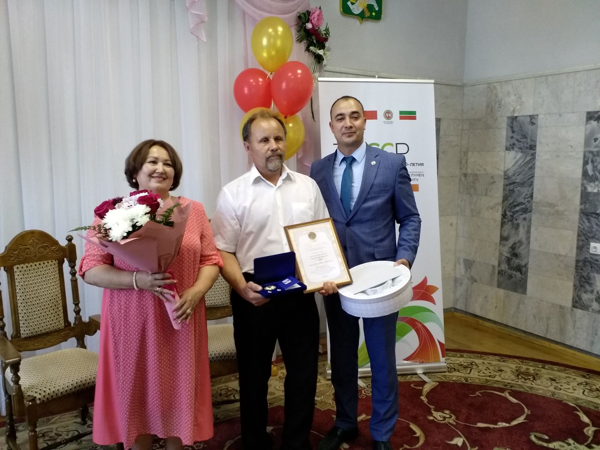 Сегодня семье Князевых из Буинска вручили медаль (фоторепортаж)