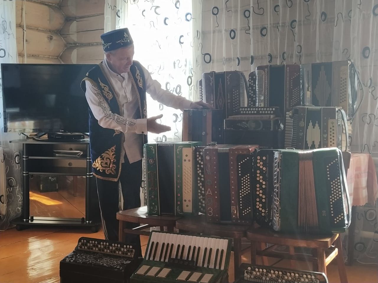 Фаяз Хабибуллин из Буинского района играет на  12 гармонях (+фото)