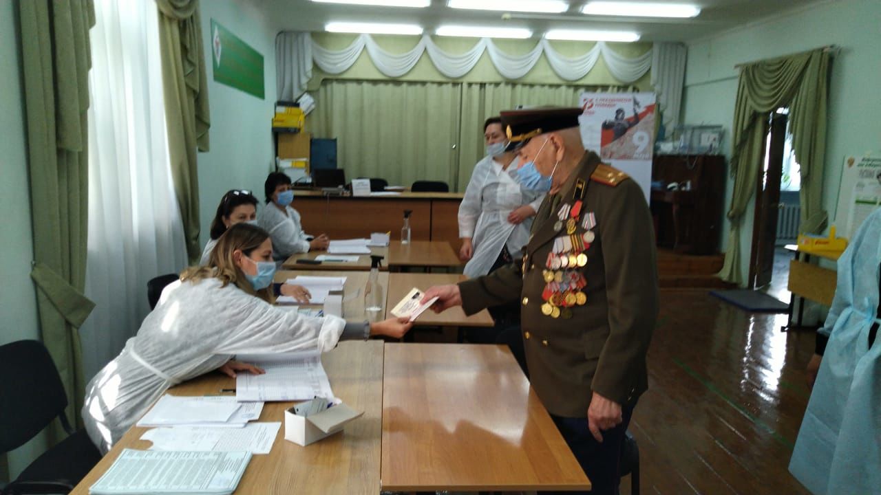 100-летний ветеран из Буинска Рауф Тухфатуллин сам пришел на избирательный участок (+фото)