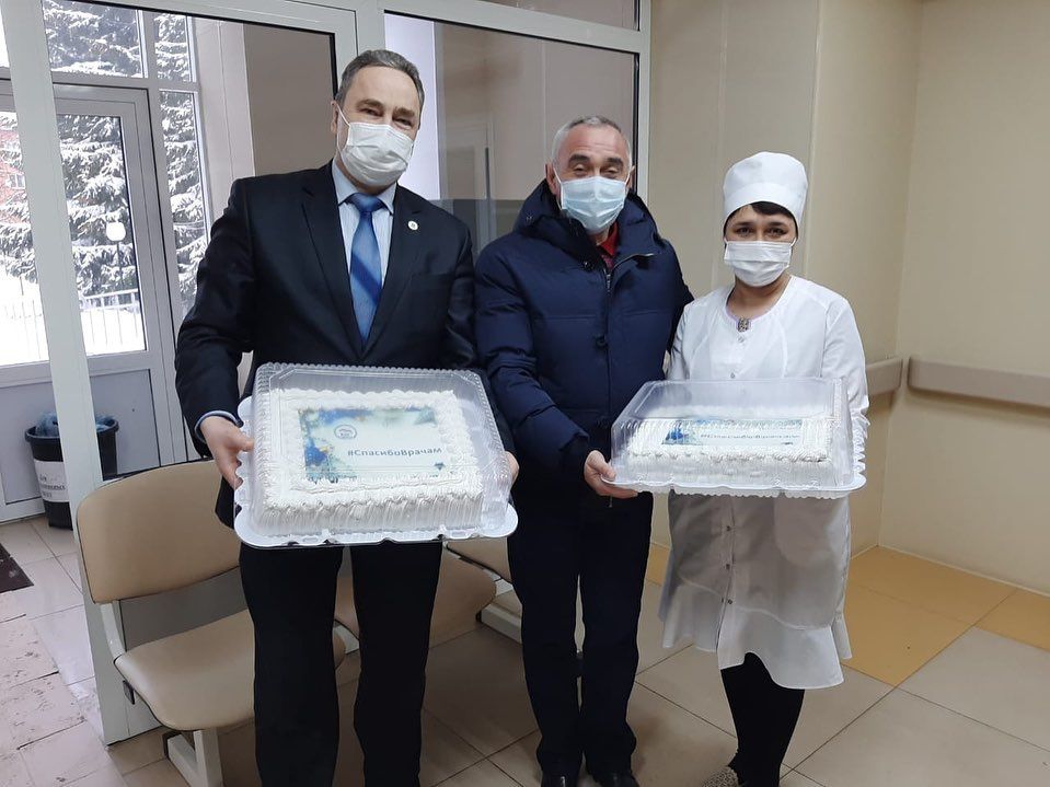 Торт врачам, которые будут дежурить в Буинском ковидном отделении в новогоднюю ночь