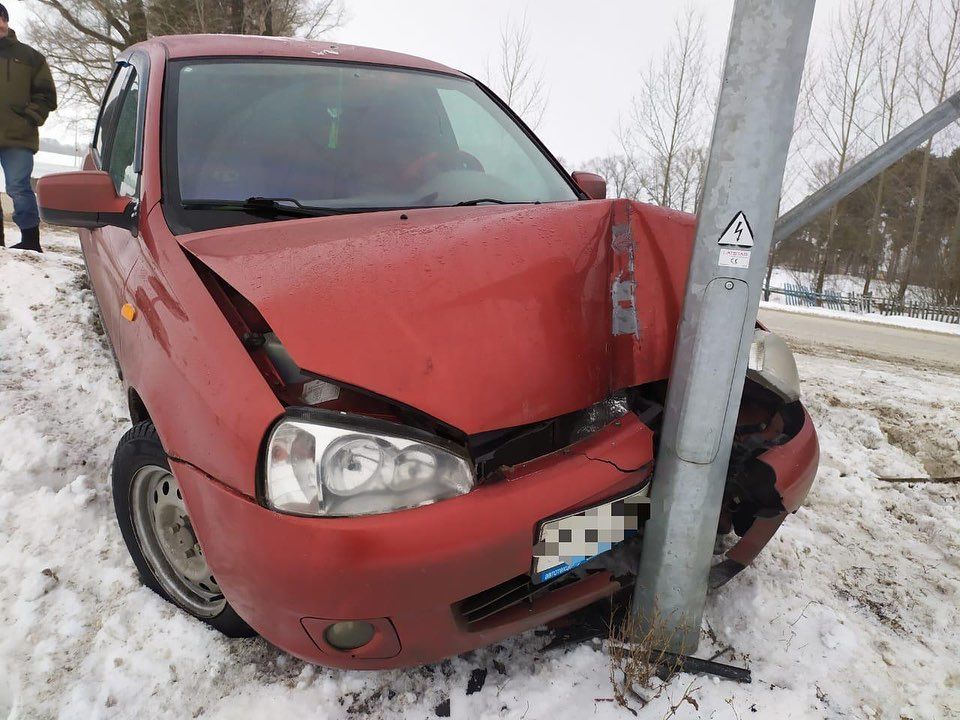 В Буинске водитель автомобиля "Лада-Калина" врезался  в опору электролинии(+фото)