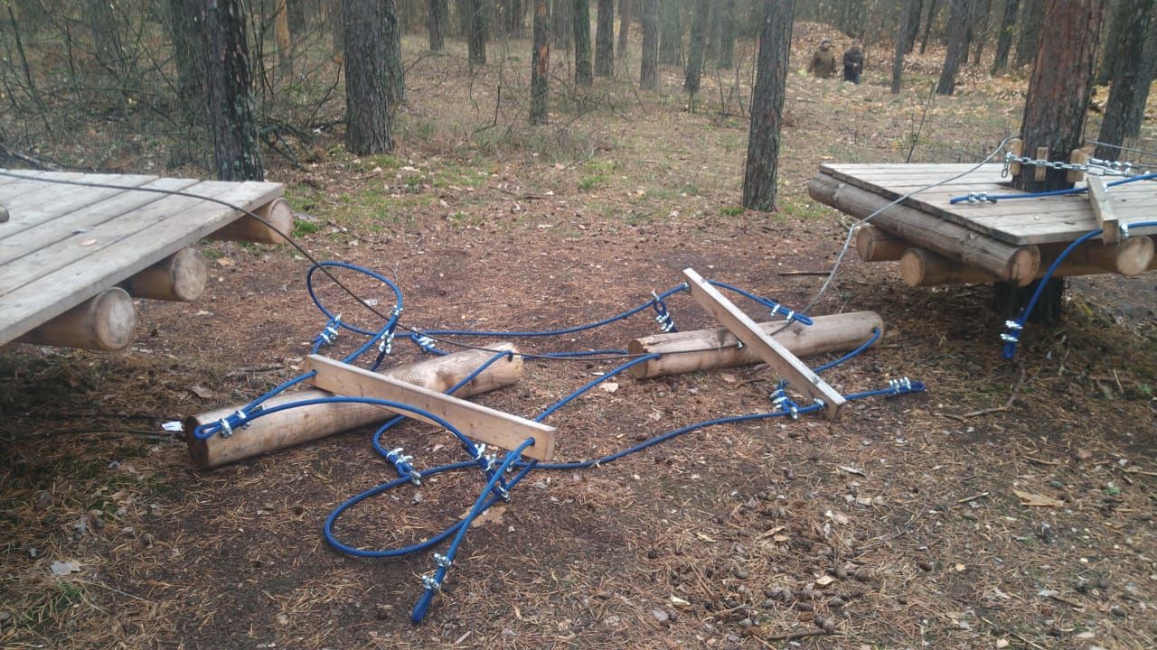 В Буинске скайпарк в Сосновом бору разрушен вандалами (фото)