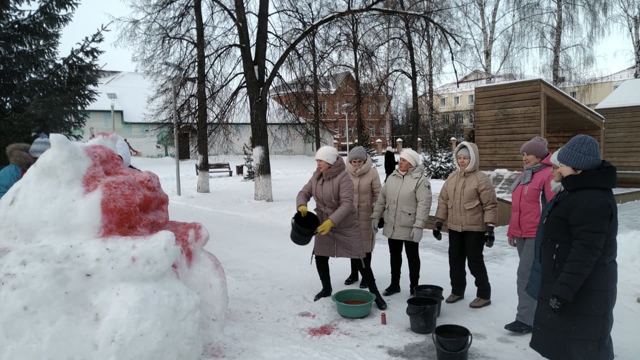 Работники организаций и предприятий Буинска продолжают лепить сказочных героев из снега (фото)
