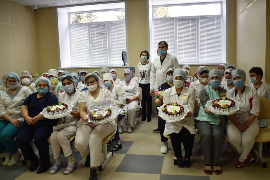 Работницам Буинской ЦРБ привезли торты к праздничному чаепитию