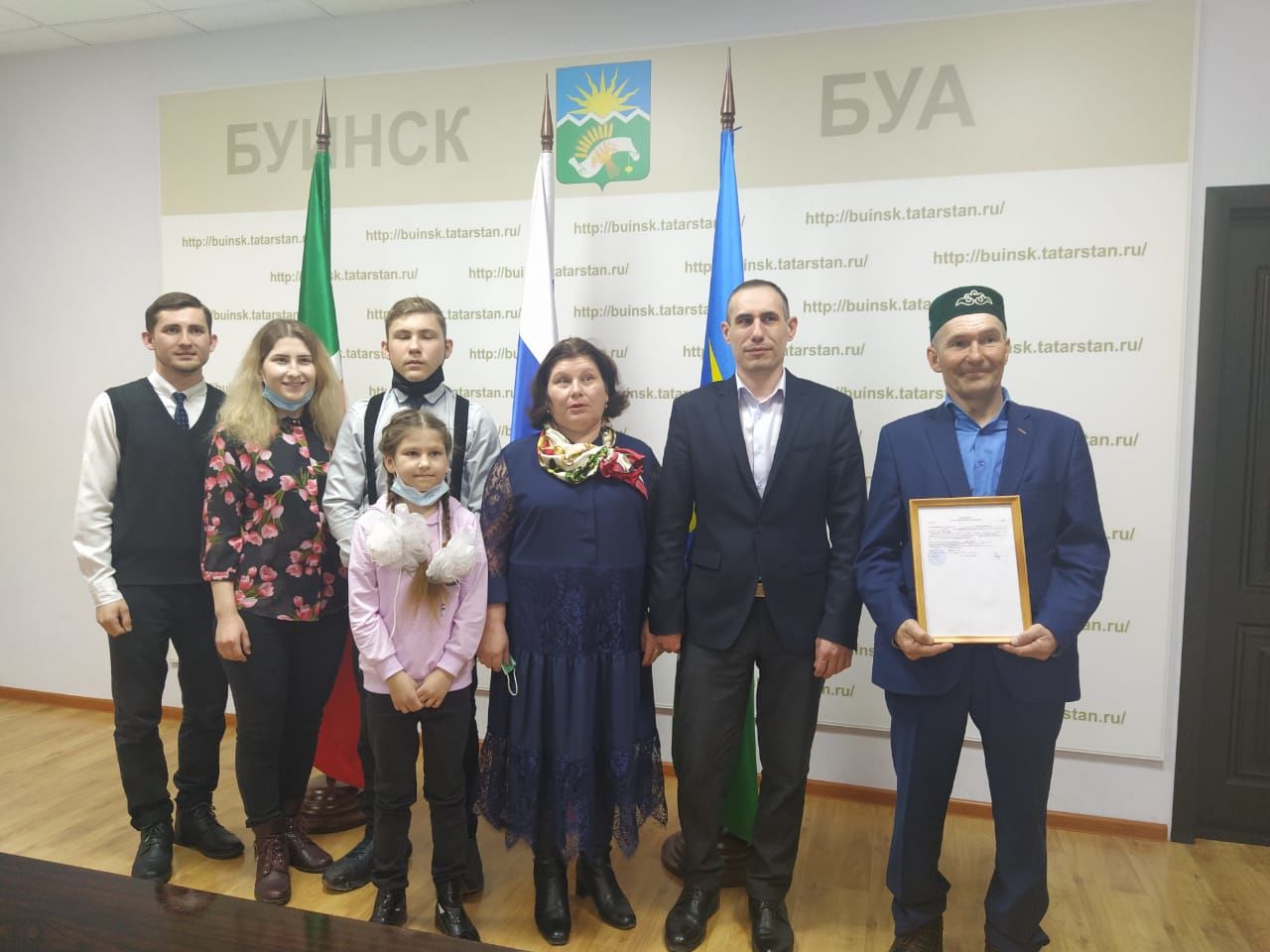 Семье с 5 детьми из Буинского района вручили жилищный сертификат (+фото)