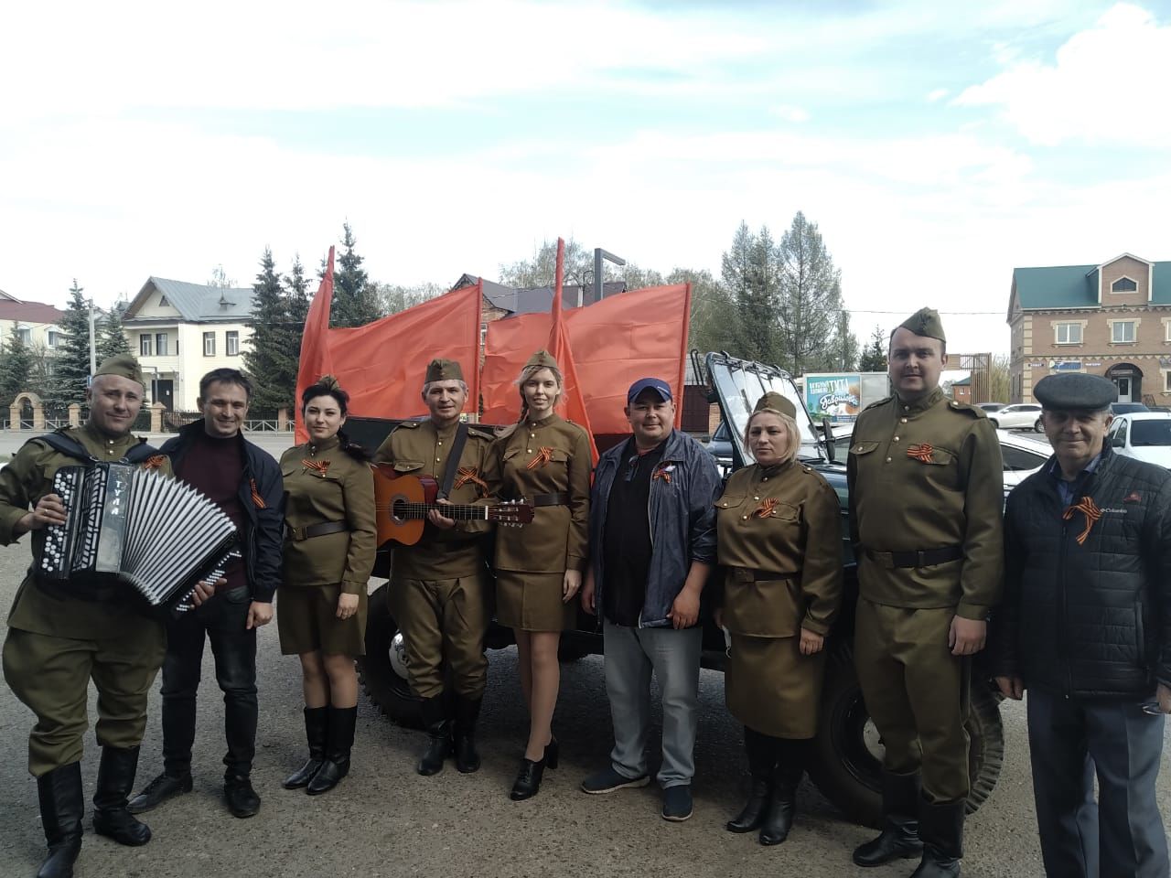 В Буинске перед домами ветеранов исполняли песни (ФОТО, ВИДЕО)