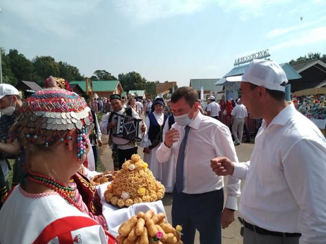 На Казанском Сабантуе буинцы тепло, с большим уважением встретили бывшего главу района, министра сельского хозяйства и продовольствия РТ Марата Зяббарова.