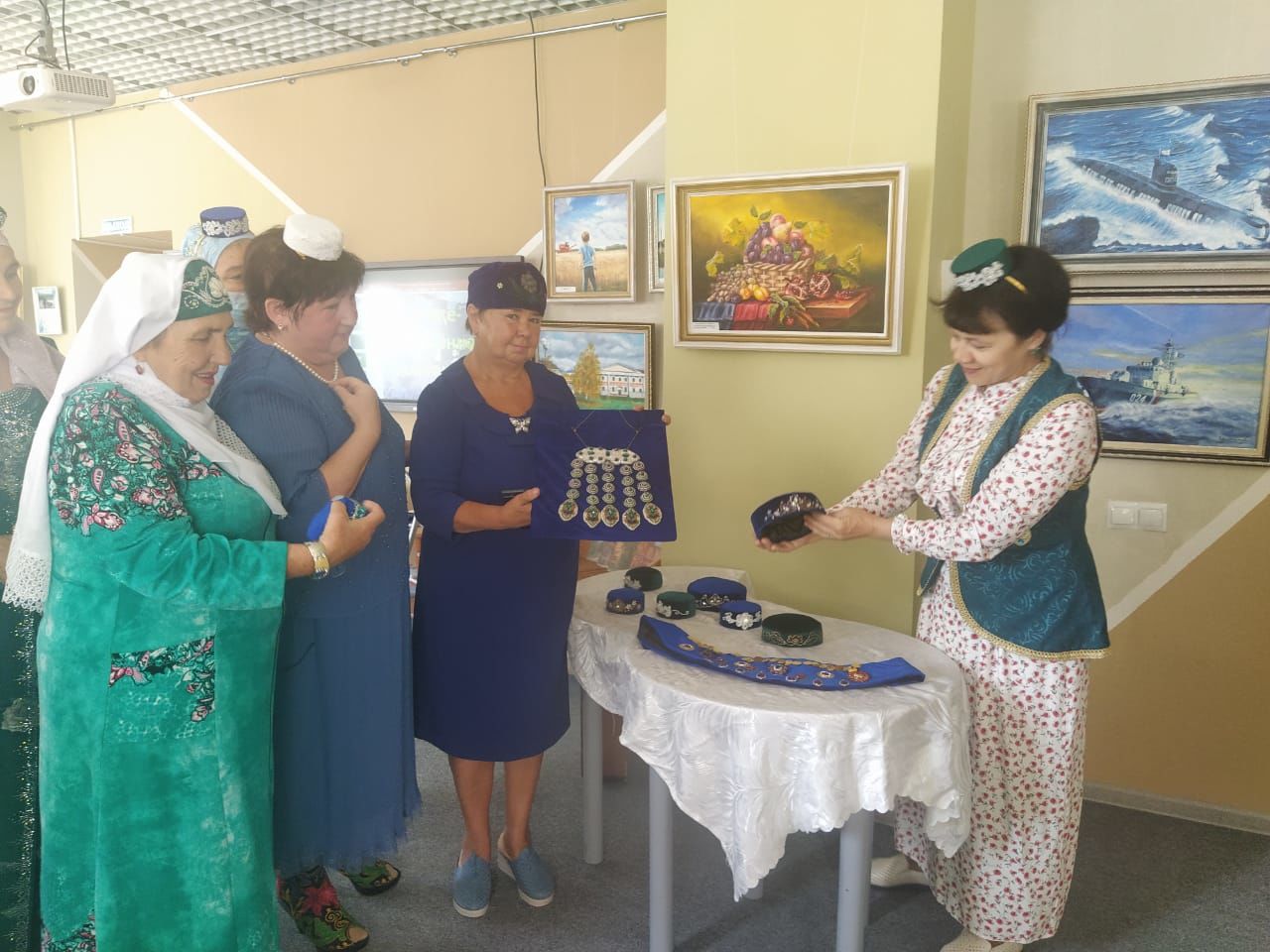 Гульнур Айзетуллова подарила Буинскому музею подарок, которому 60 лет