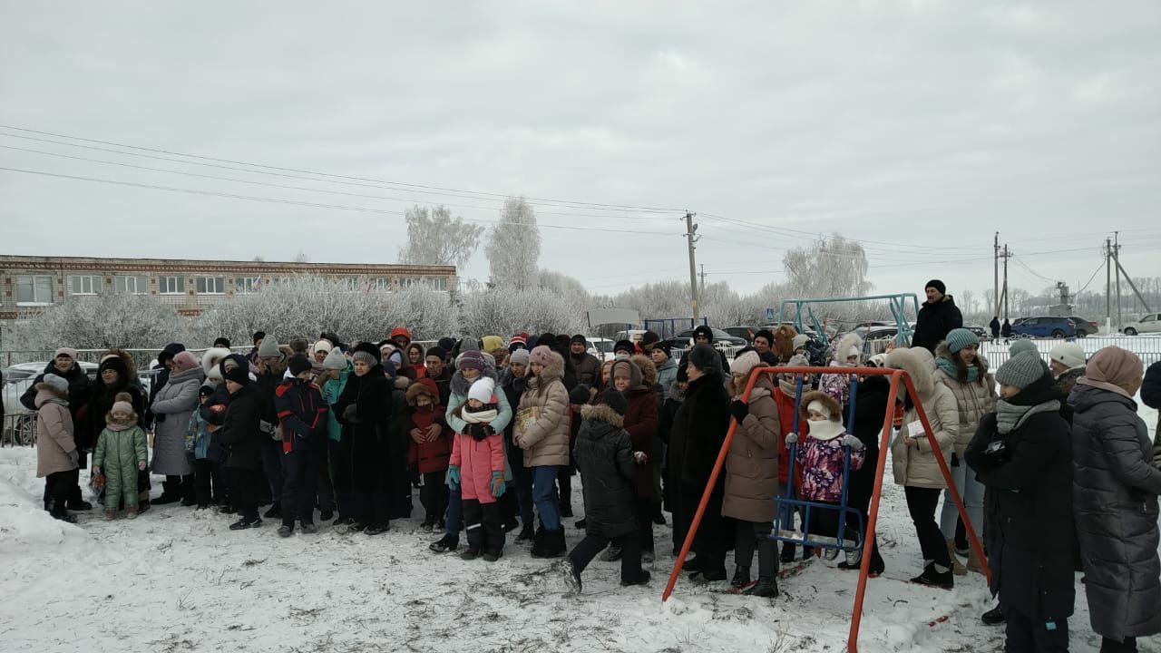 Президент Буинского землячества в Казани Ирек Закиров организовал новогодний праздник в  родной деревне Исаково
