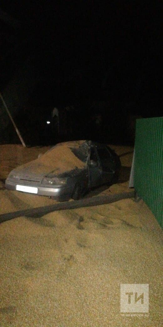 Фура с кукурузой перевернулась в Татарстане, погиб пассажир грузовика