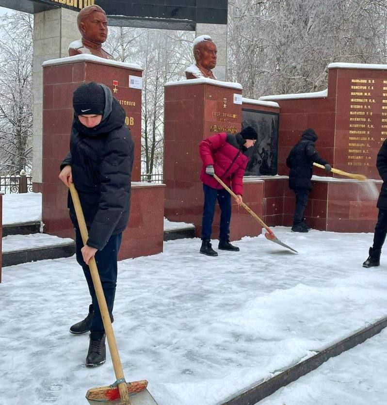 В Буинске в День неизвестного солдата наши активисты провели акцию по очистке памятников (+фото)