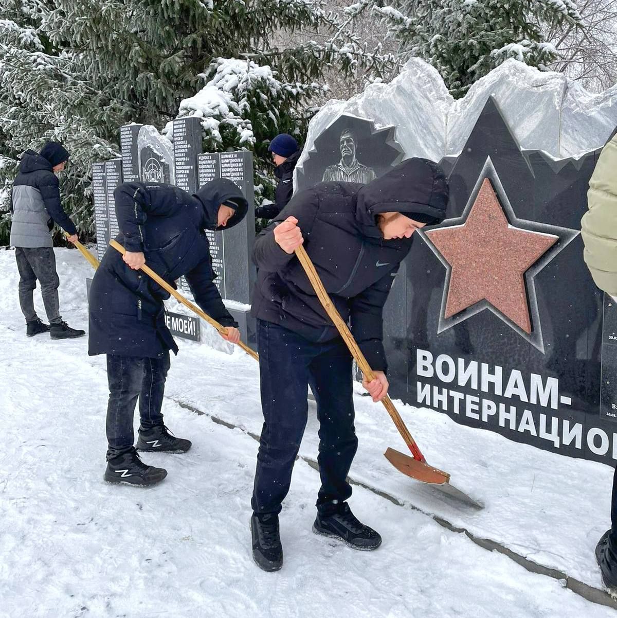 В Буинске в День неизвестного солдата наши активисты провели акцию по очистке памятников (+фото)