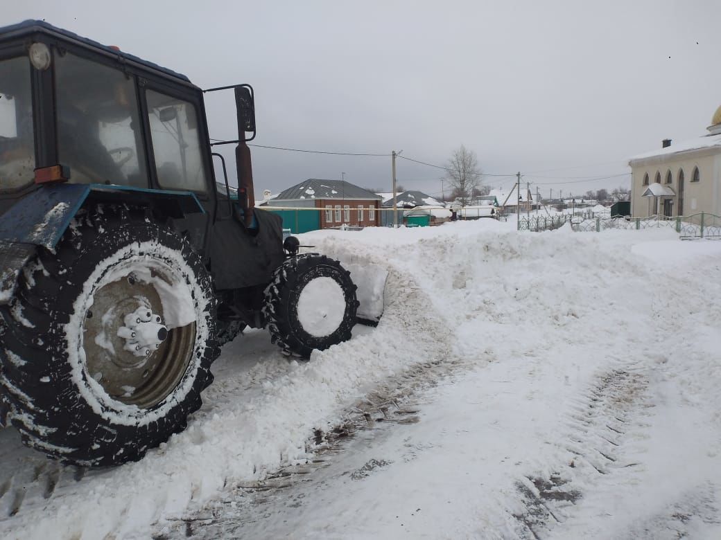 В Черки-Кильдуразском сельском поселении Буинского района вышли на очистку дорог 5 тракторов (+фото)