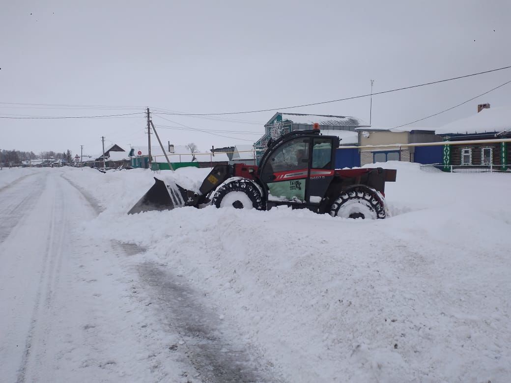 В Черки-Кильдуразском сельском поселении Буинского района вышли на очистку дорог 5 тракторов (+фото)