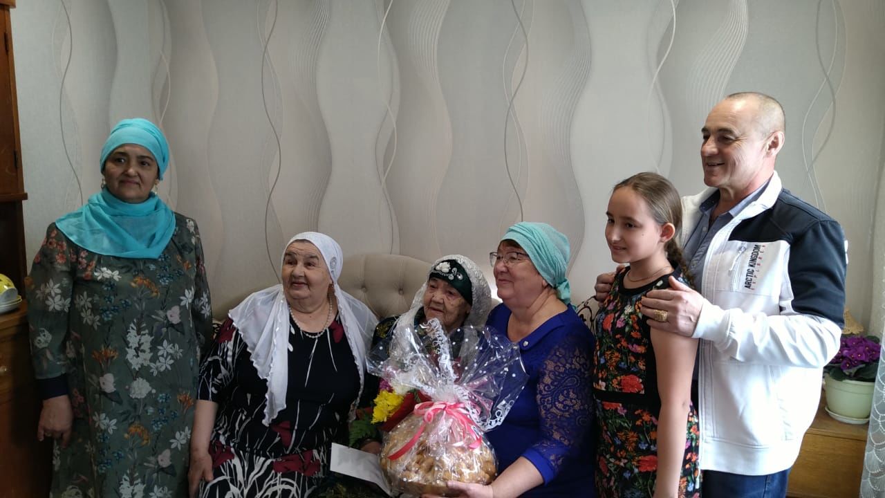 "Мы пять радостей для нашей мамы". Сегодня дети поздравили жительницу города Махиру Сайранову