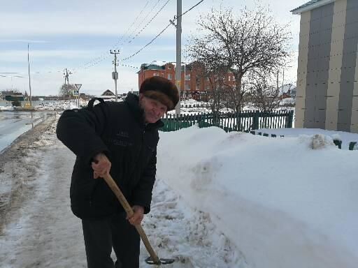 82-летний житель Буинска Николай Шубин всю зиму очищал тротуары от снега 