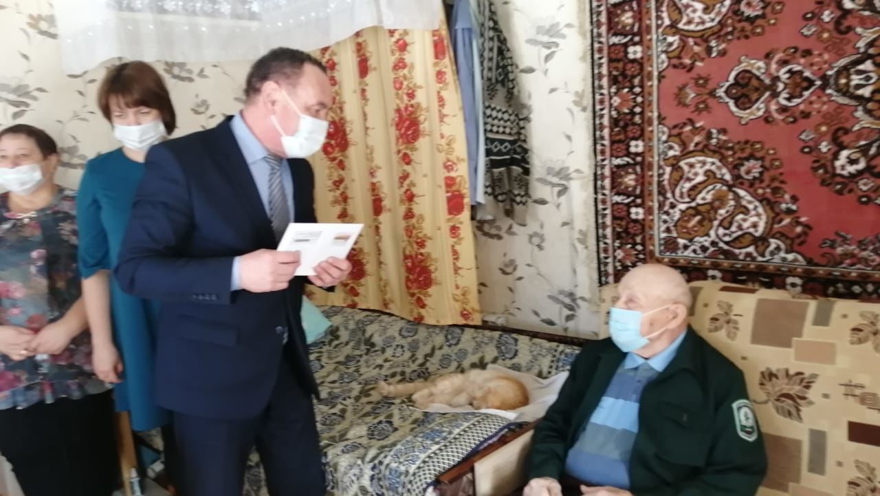 В Буинске поздравили с 95-летием ветерана Великой отечественной войны Алексея Лазарева (+фото)