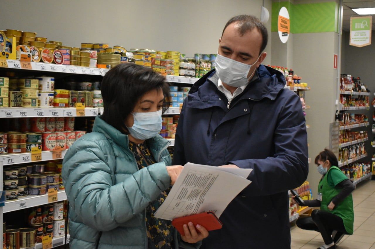 Ранис Камартдинов посетил один из сетевых магазинов Буинска в рамках мониторинга наличия товаров и цен на них