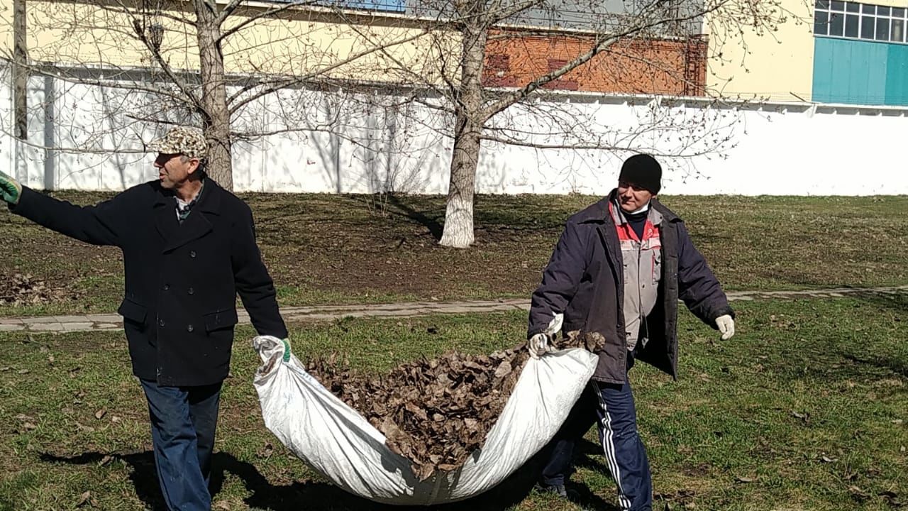 Работники организаций и предприятий Буинска приступили к уборке закрепленных улиц (+фото)