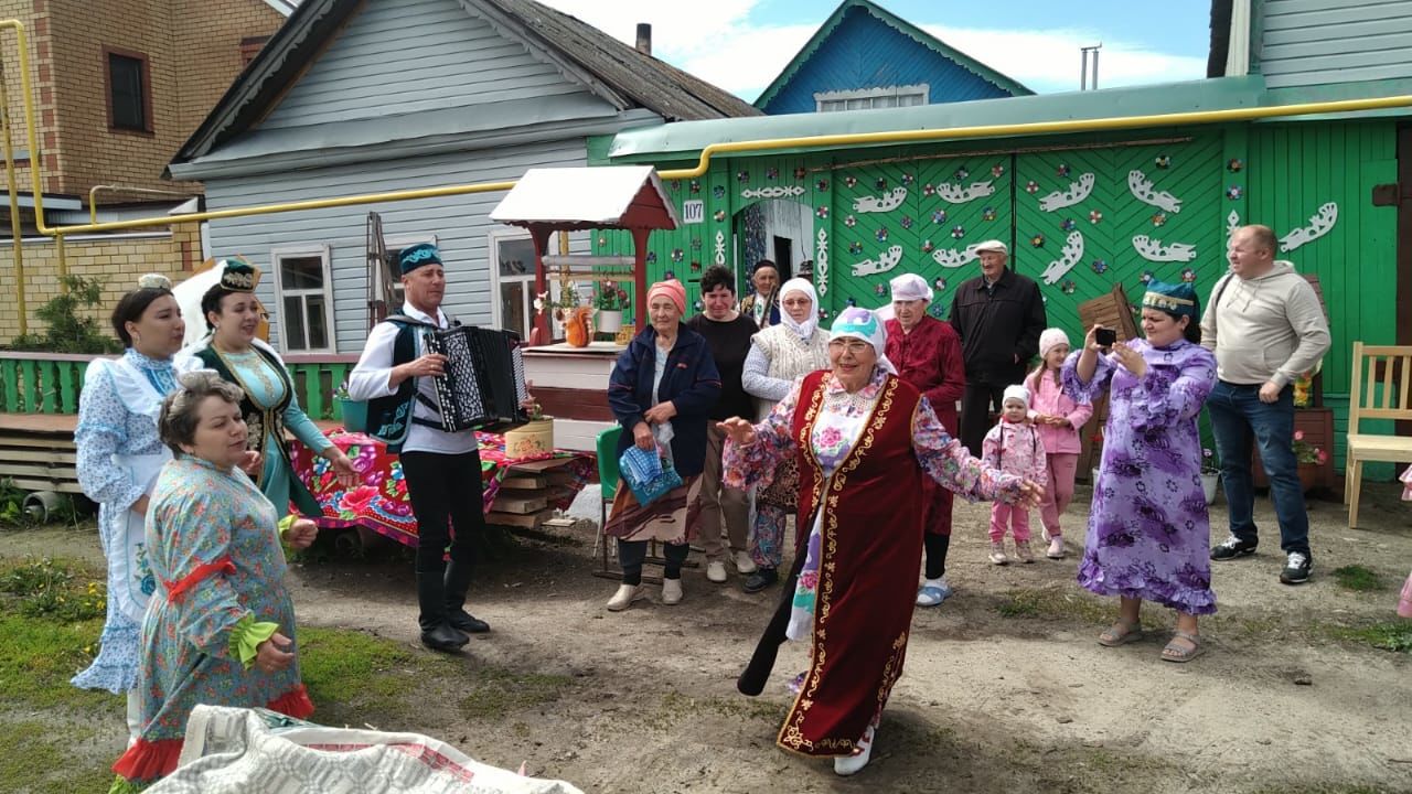 Члены коллектива «Буинск-информ», мастера художественной самодеятельности района собирали полотенца на Сабантуй (фоторепортаж)