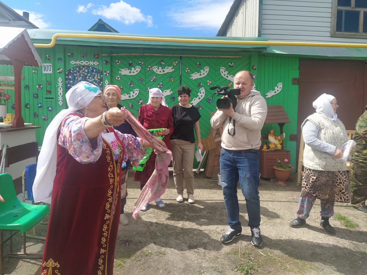 Члены коллектива «Буинск-информ», мастера художественной самодеятельности района собирали полотенца на Сабантуй (фоторепортаж)