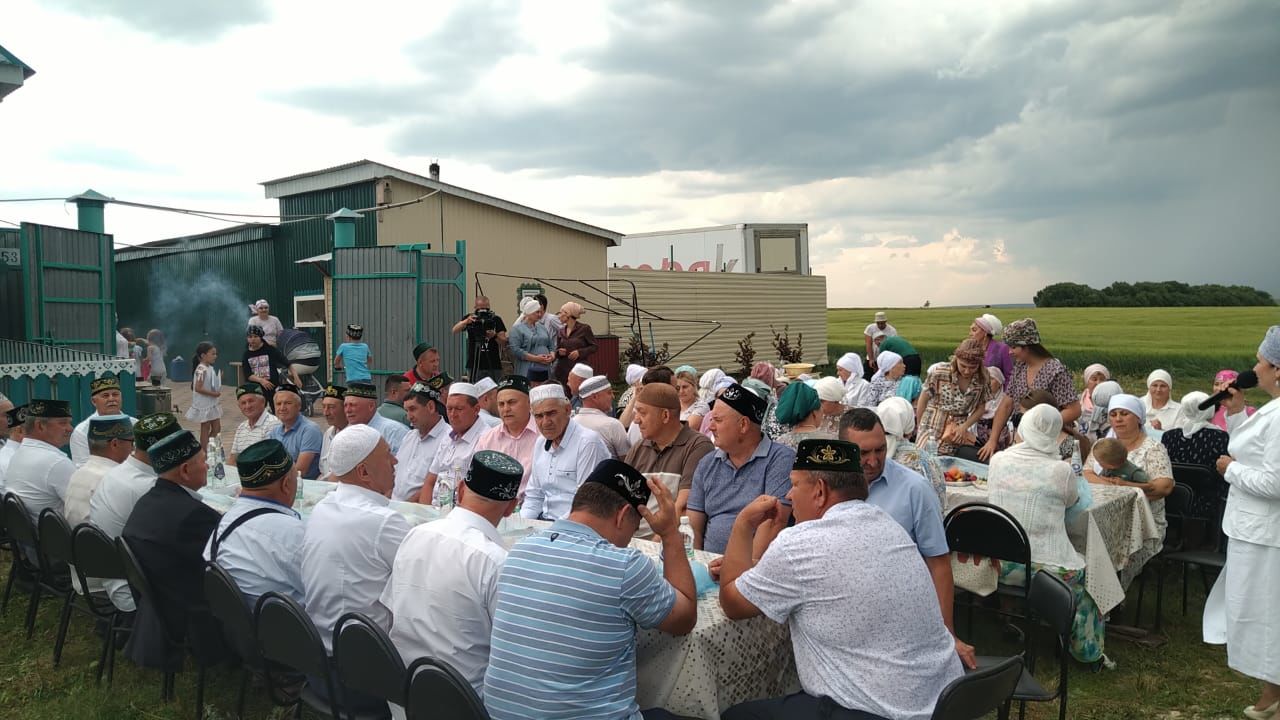 Резеда Хусаинова организовала праздник по случаю Курбан-байрам в родной деревне в Буинском районе