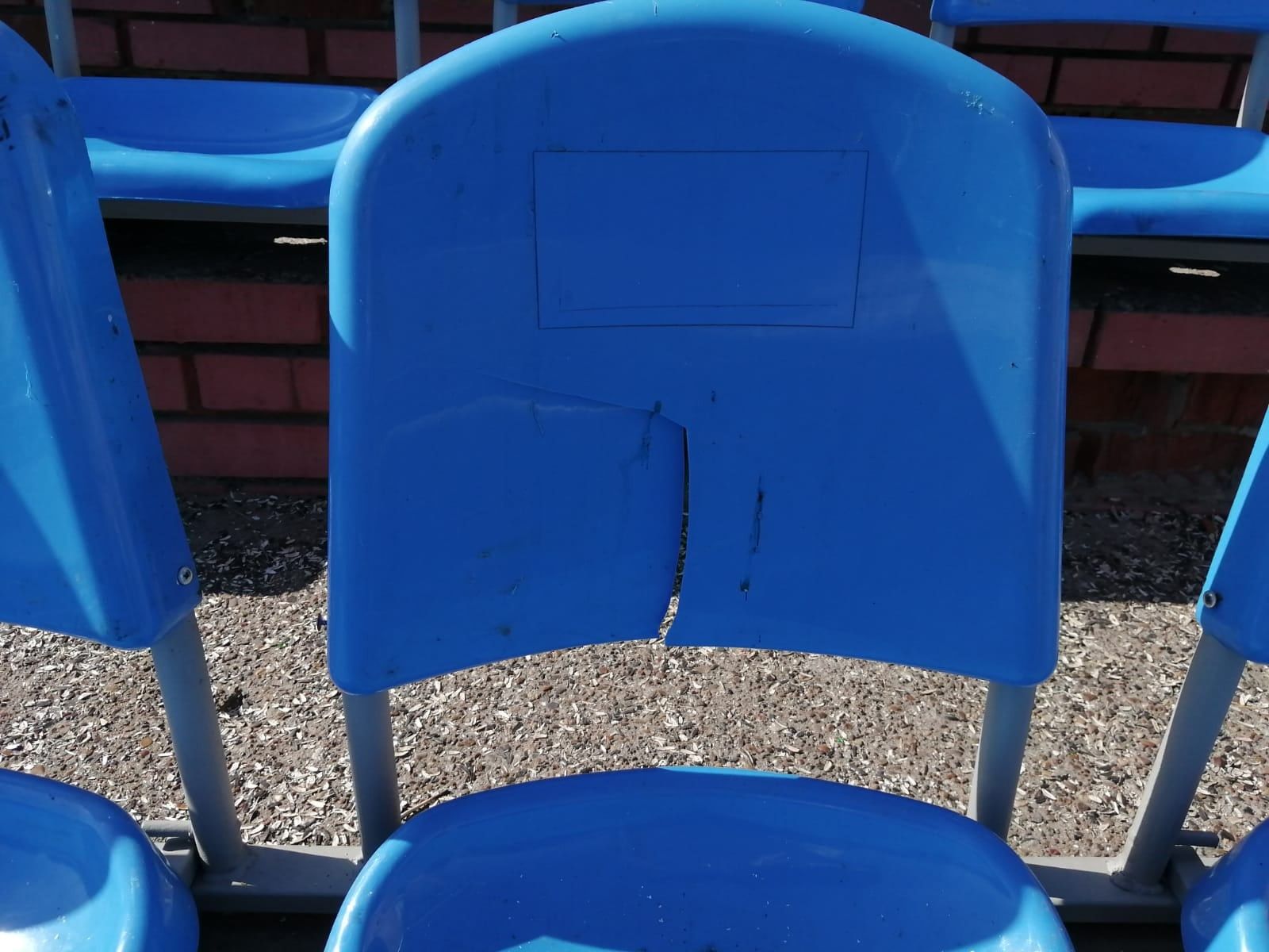 В Буинске на Центральном стадионе сломали кресла (+фото)