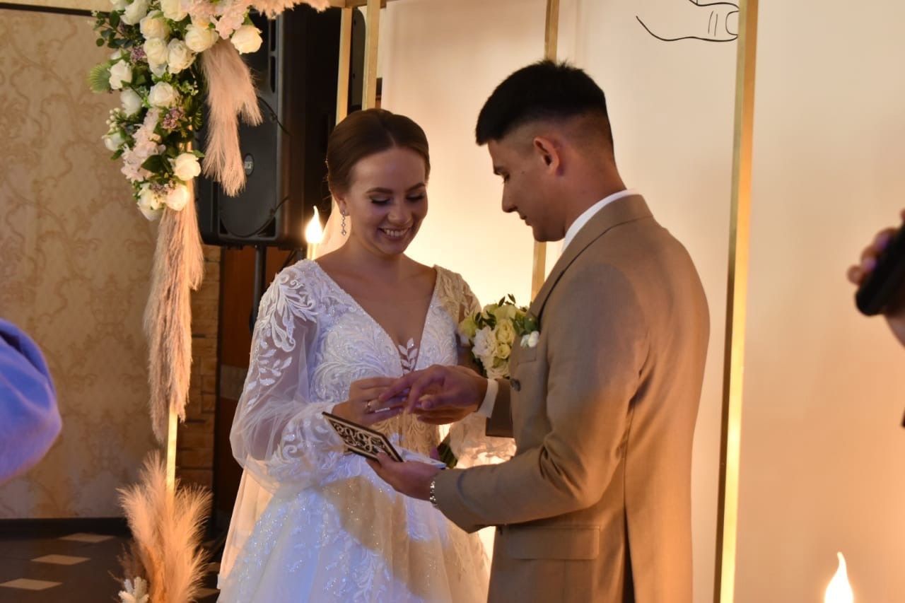 Глава Буинского района лично поздравил молодожёнов с днём регистрации брака (+фото)