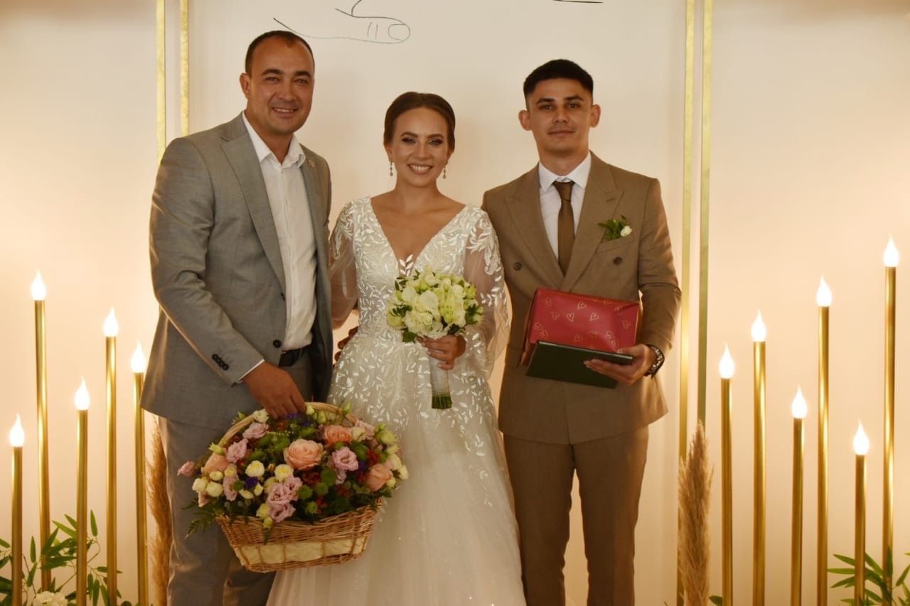 Глава Буинского района лично поздравил молодожёнов с днём регистрации брака (+фото)