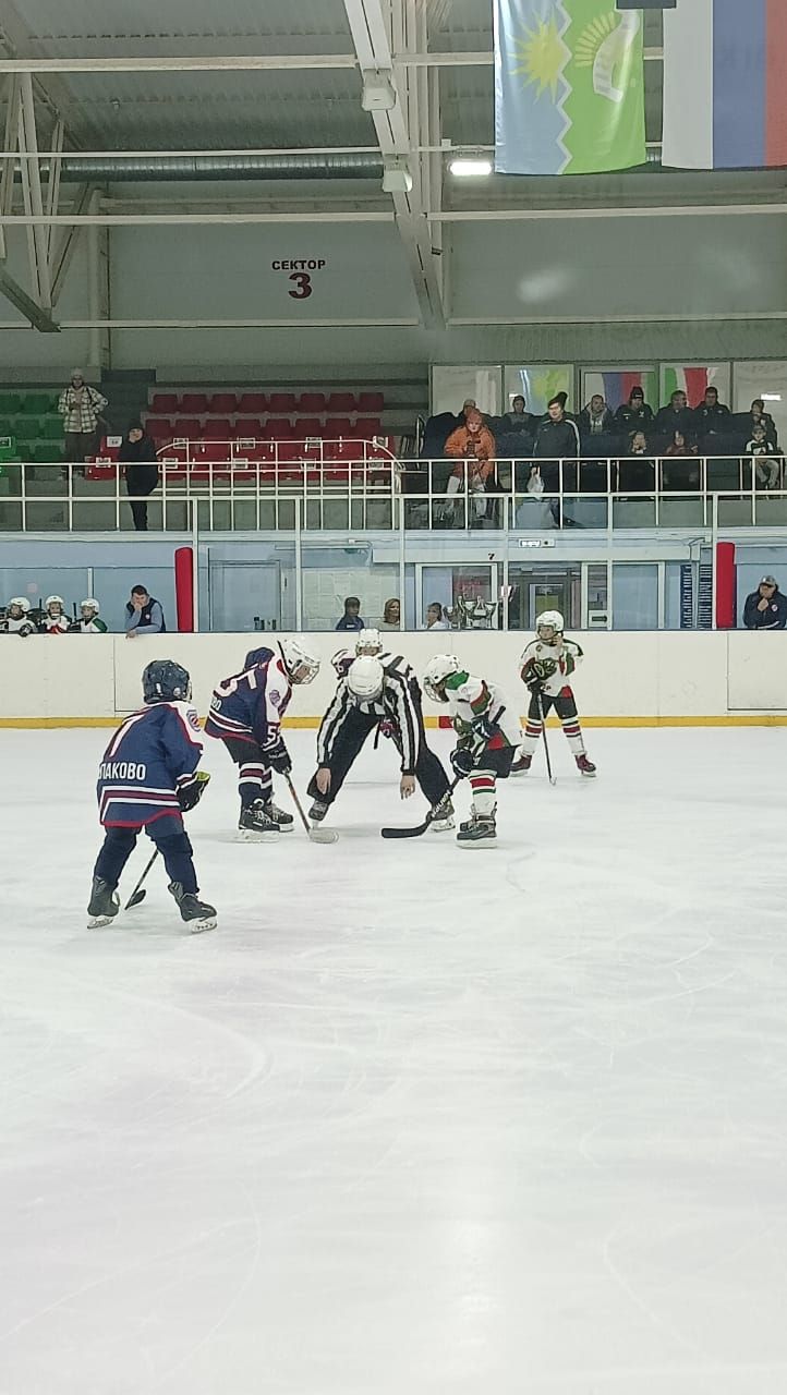 В Буинске проходит трехдневный турнир по хоккею среди детских команд