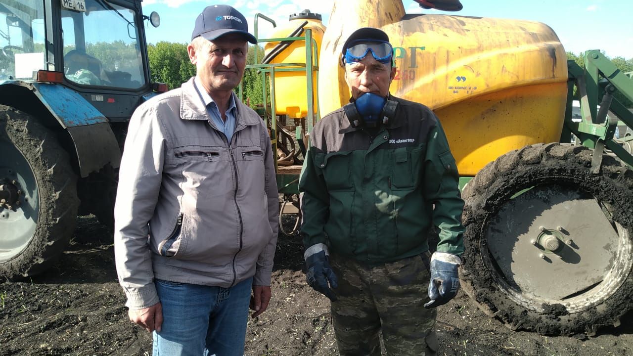 Труженики агрофирмы «Авангард» Буинского района:  «Трудимся  и читаем «районку»