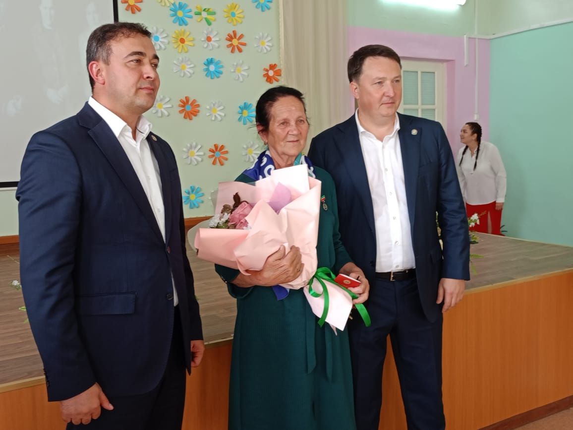 Сегодня в Буинске министр приехал в родную школу (фото, видео)
